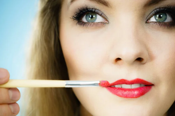 La aplicación de lápiz labial en los labios modelo de moda —  Fotos de Stock