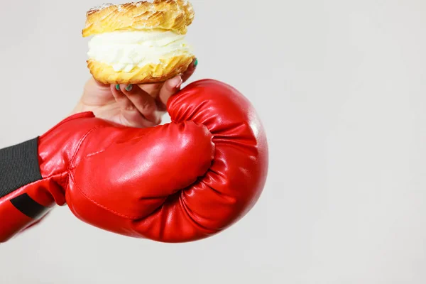 Persona que usa guantes de boxeo sosteniendo pastel de crema —  Fotos de Stock