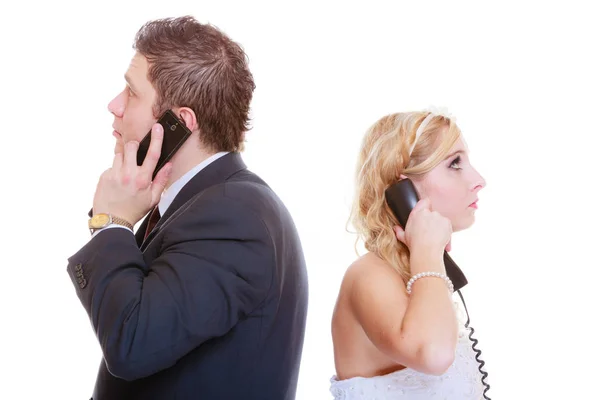 Brudgummen och bruden ringer till varandra — Stockfoto