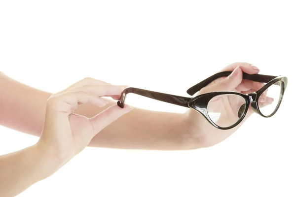 Kobieta ręce gospodarstwa retro czarne okulary — Zdjęcie stockowe