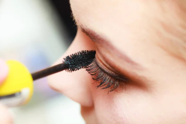 Primer plano mujer conseguir maquillaje, rímel — Foto de Stock