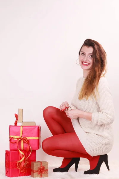 Vrouw met veel kerst geschenkdozen — Stockfoto