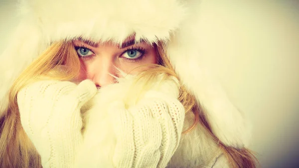 Жінка в теплому зимовому одязі, крупним планом — стокове фото