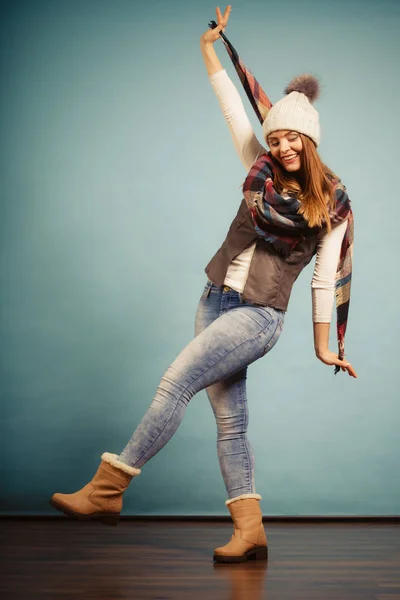 Chica alegre en ropa de temporada de otoño — Foto de Stock