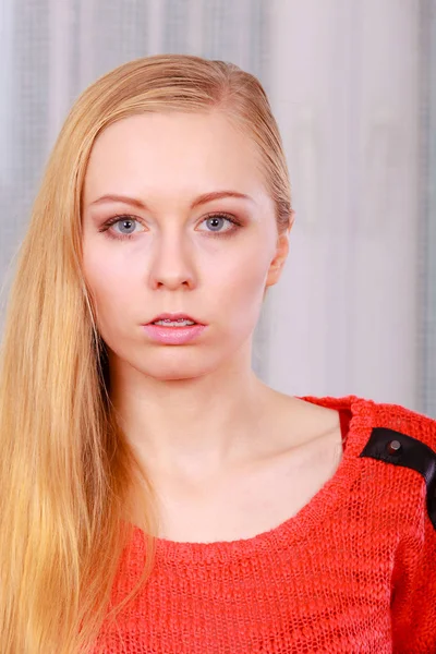 Portrét blond ženy s vážnou tváří výraz — Stock fotografie