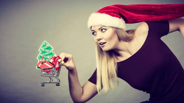 Weihnachtsmann Frau hält Warenkorb mit Weihnachtsgeschenken — Stockfoto