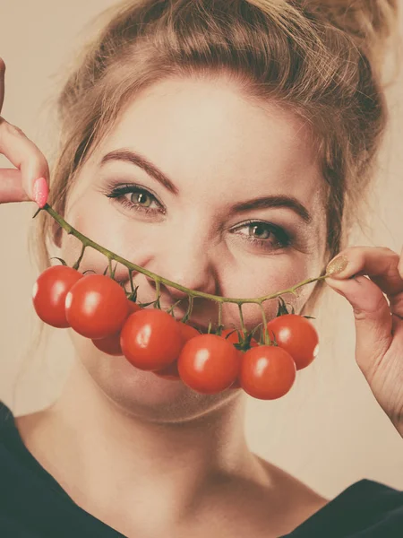 Mulher segurando tomates cereja frescos — Fotografia de Stock