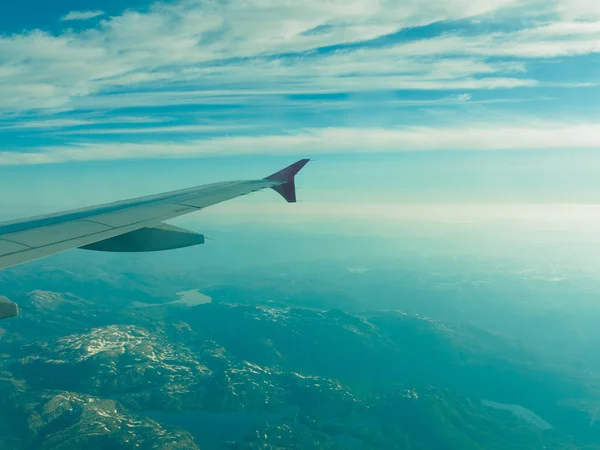 Mooie hemel en land uitzicht vanuit vliegtuig — Stockfoto