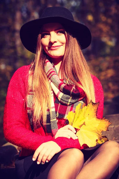 Mujer relajante en otoño otoño parque —  Fotos de Stock