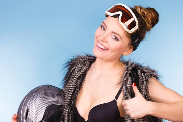 Donna con reggiseno e casco da sci — Foto Stock