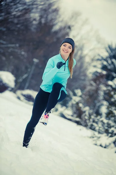 Deportes de invierno, chica haciendo ejercicio en el parque —  Fotos de Stock