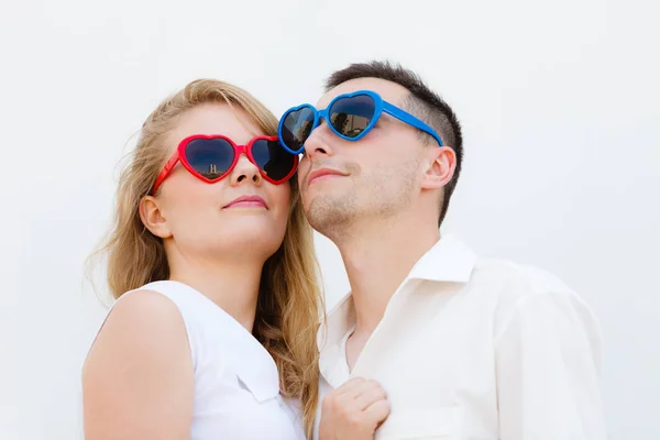 Uomo e donna che indossano occhiali da sole a forma di cuore — Foto Stock