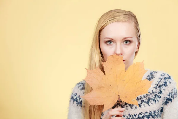 Kvinna med orange höst löv — Stockfoto