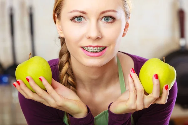 Vrouw jonge huisvrouw in de keuken met apple fruit — Stockfoto