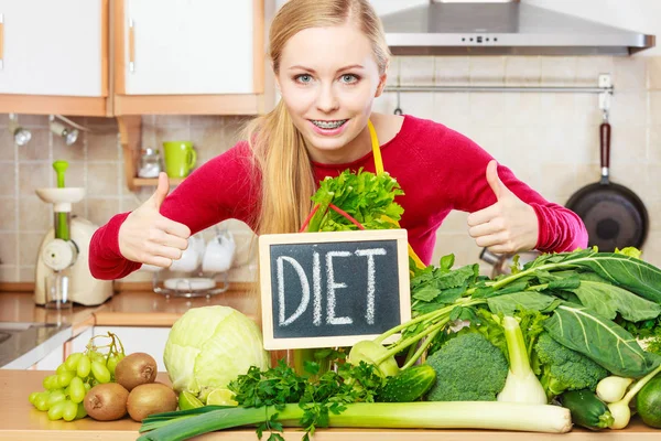 Femme dans la cuisine ayant des légumes de régime vert — Photo