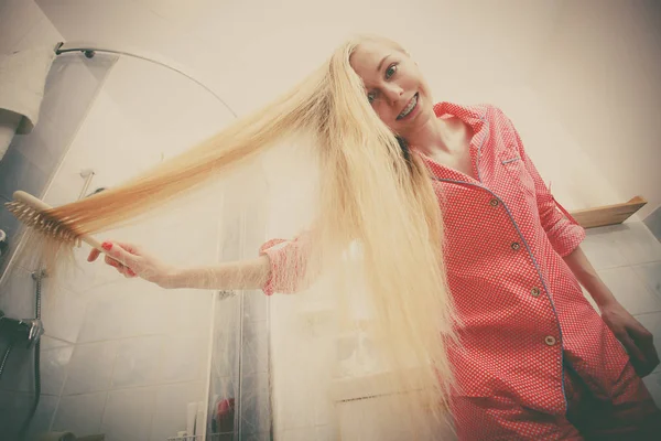 Mulher escovando seu cabelo longo — Fotografia de Stock