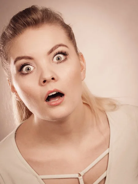 Shocked amazed young woman woman — Stock Photo, Image