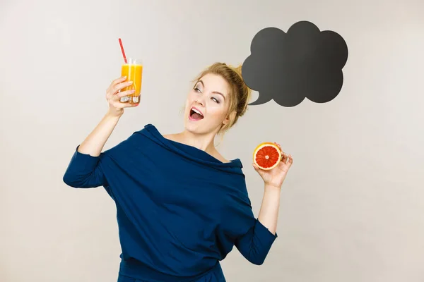 Mujer feliz sosteniendo jugo de naranja fresco —  Fotos de Stock