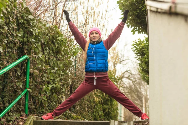 Mulher vestindo sportswear exercitando fora durante o outono — Fotografia de Stock