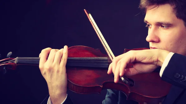 Homme homme habillé élégamment jouer du violon — Photo