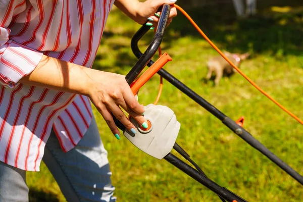 Woman being mowing lawn with lawnmower — Stock Photo, Image