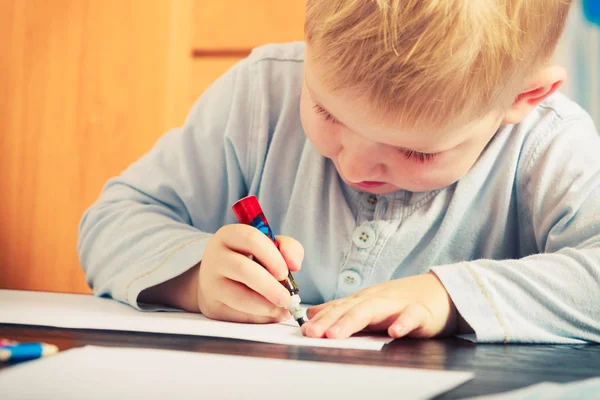 Kid playing, drawing pictures on paper — Stock Photo, Image