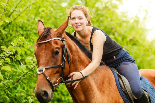 Mulher jóquei a treinar cavalo. Actividade desportiva — Fotografia de Stock