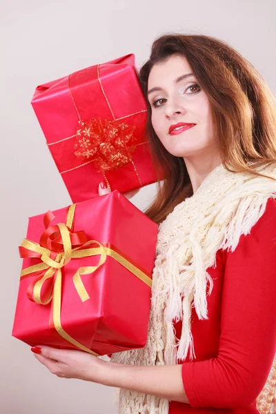 Mulher detém caixas de presente de Natal vermelho — Fotografia de Stock