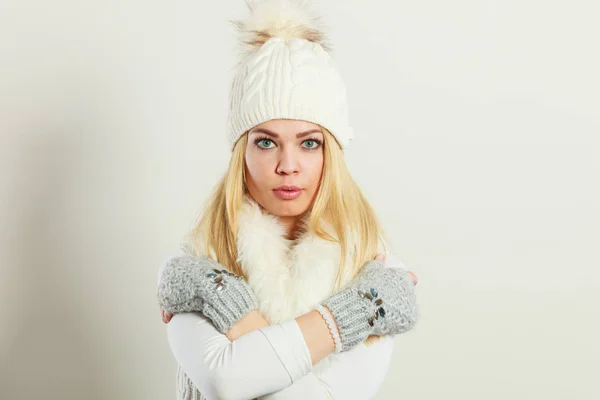 Frau trägt warme Winterkleidung — Stockfoto