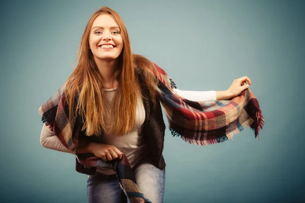 Glad flicka i höst kläder — Stockfoto