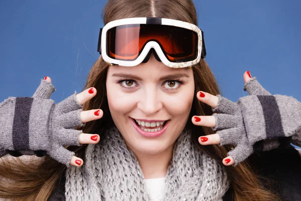 Skidåkare flicka klädd i varma kläder ski googles porträtt. — Stockfoto
