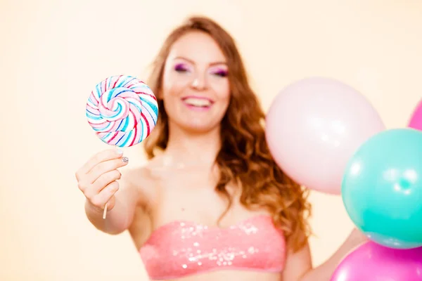 Žena má lízátko candy a balónky — Stock fotografie