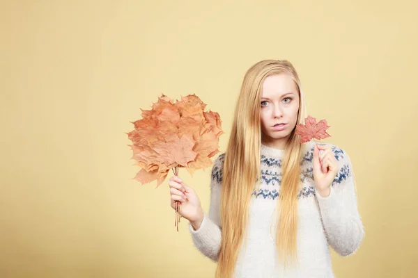 Frau hält Strauß aus Herbstblättern — Stockfoto