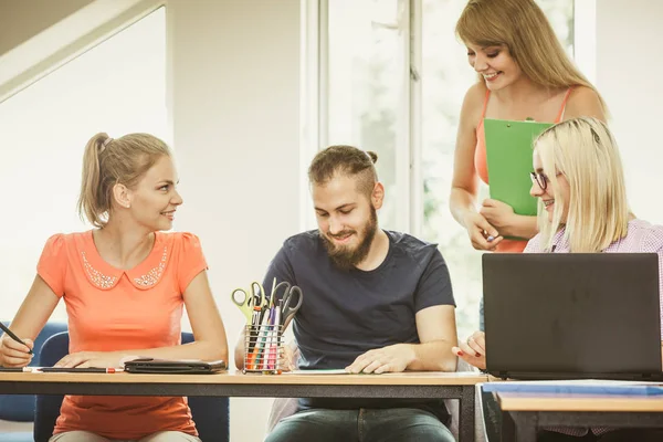 Alunos e professor tutor em sala de aula — Fotografia de Stock