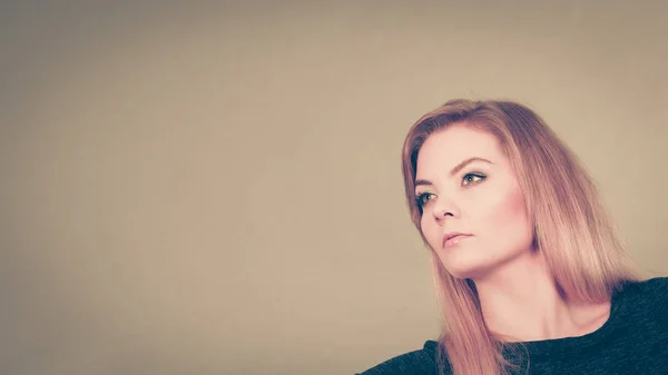 Close-up van vrouw denken gezicht expressie — Stockfoto