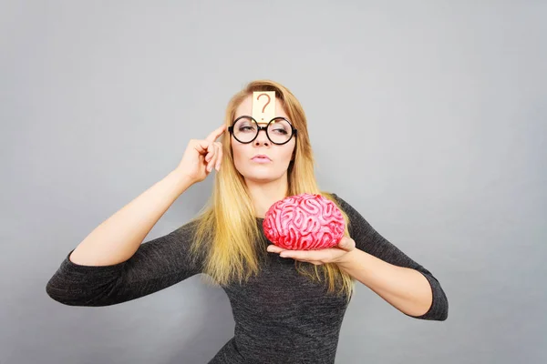 Divná žena držící mozku s myšlenkou — Stock fotografie