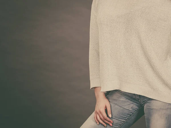 Kvinna som bär vit oversize tröja och jeans — Stockfoto