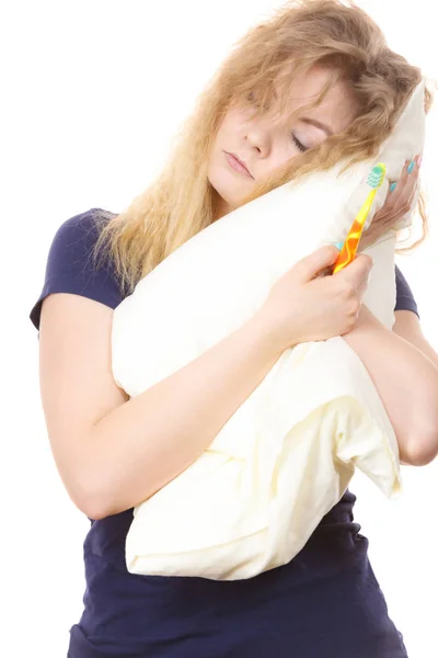 Mulher sonolenta abraçando travesseiro branco — Fotografia de Stock