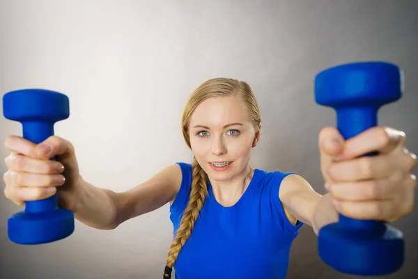 Tonåriga kvinna träna hemma med hantel — Stockfoto