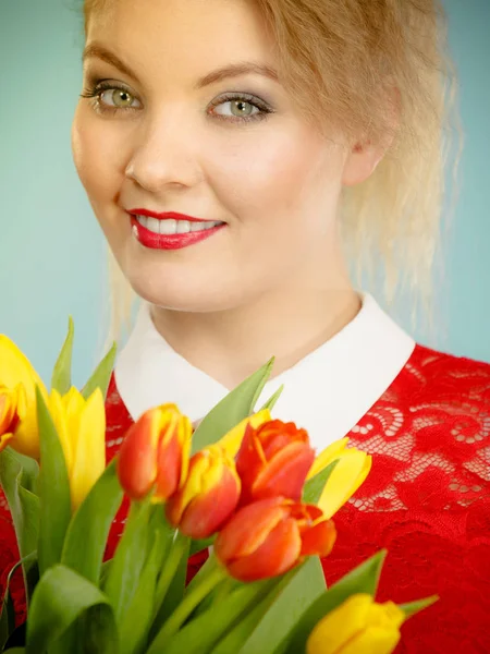 Mooie vrouw met rode gele tulpen bos — Stockfoto