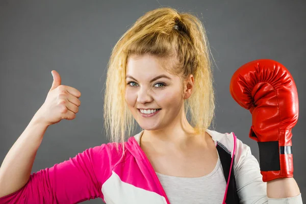 Mujer usando guantes de boxeo mostrando el pulgar hacia arriba —  Fotos de Stock