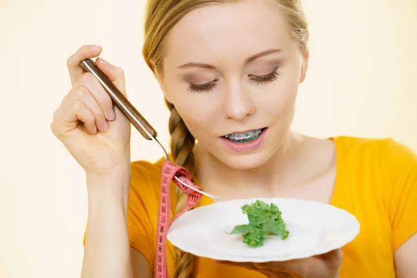 Mulher na dieta segurando prato com alface — Fotografia de Stock