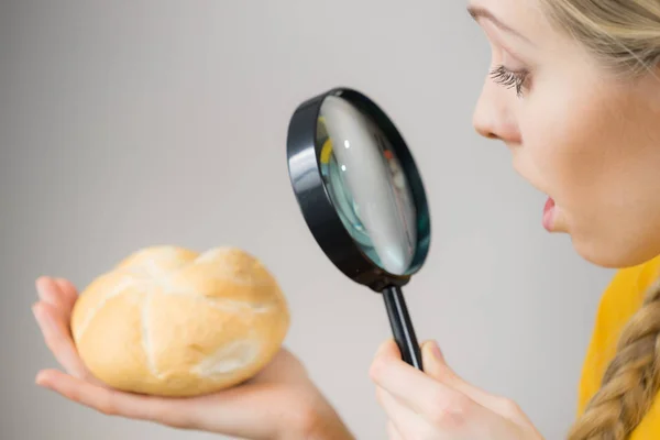 Chockad kvinna förstoringsglas bun semla — Stockfoto