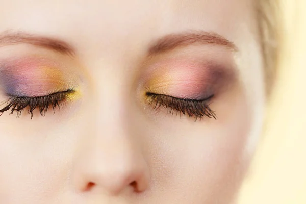 Mujer teniendo maquillaje colorido — Foto de Stock