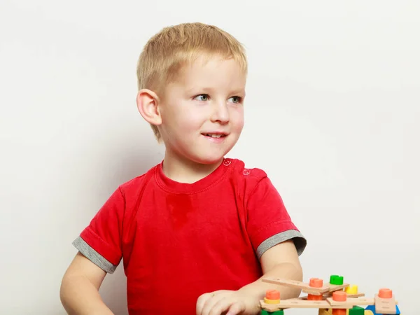 Liten pojke leker med leksaker att ha kul — Stockfoto