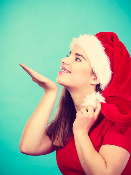 Glückliche Frau im Weihnachtsmann-Helferkostüm — Stockfoto