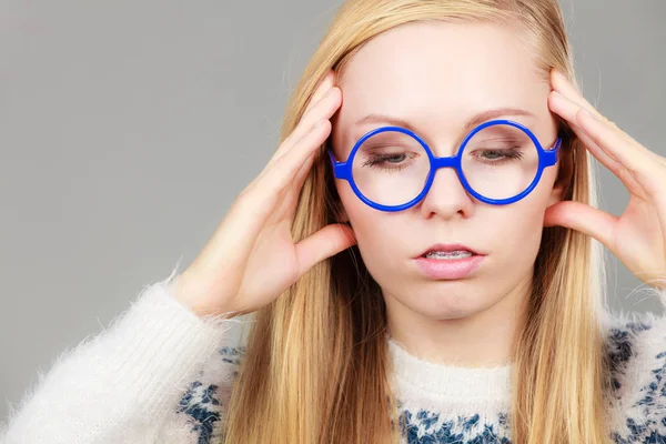 Nerd donna in grande holding testa — Foto Stock