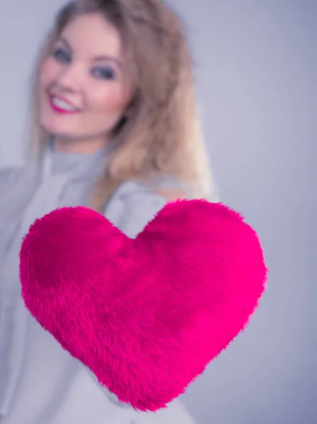 Mulher com coração rosa — Fotografia de Stock