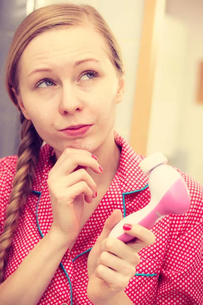 Mulher segurando escova de limpeza facial — Fotografia de Stock