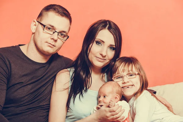 Семья с портретом новорожденной девочки — стоковое фото